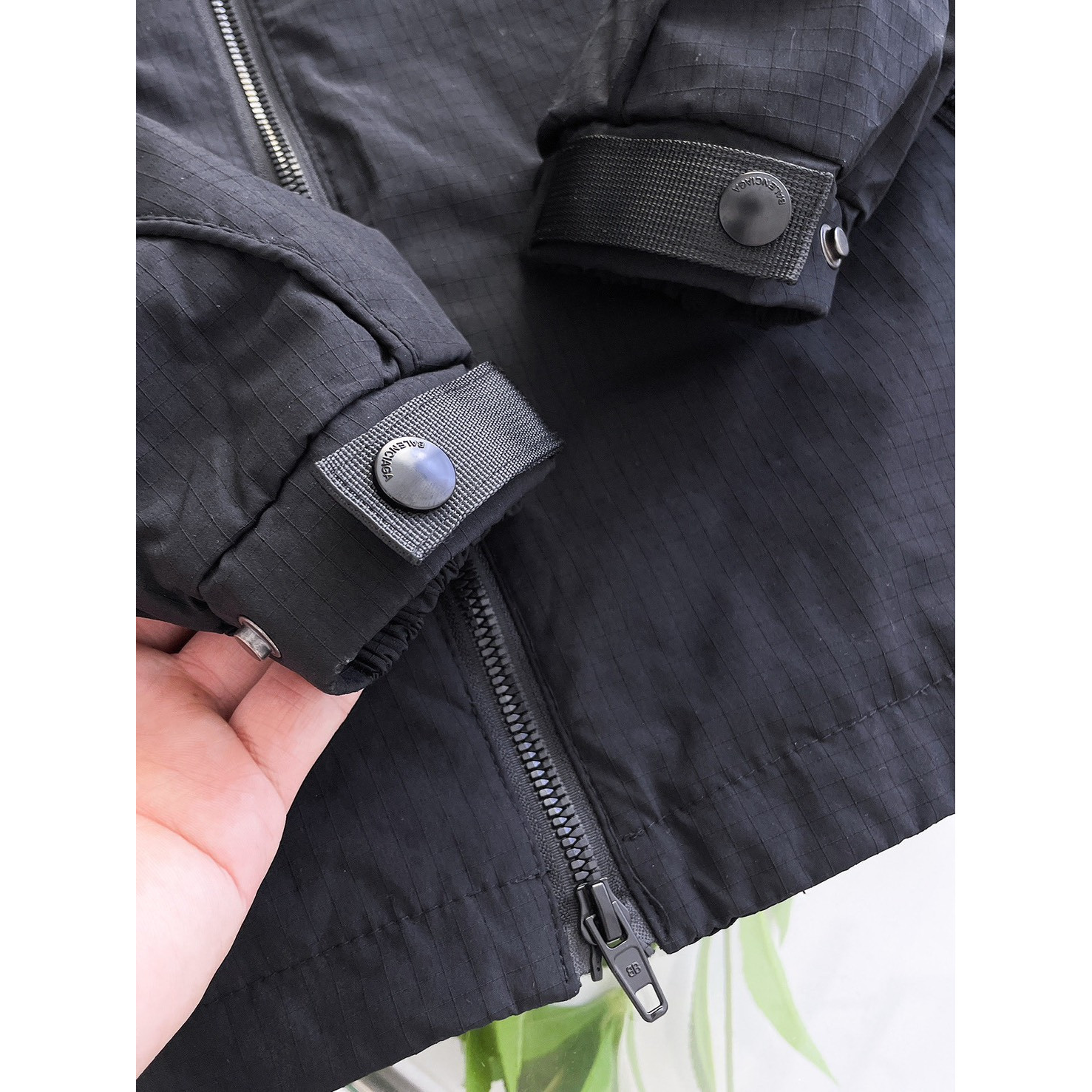 <p>Balenciaga 男士夹克外套(黑)</p>