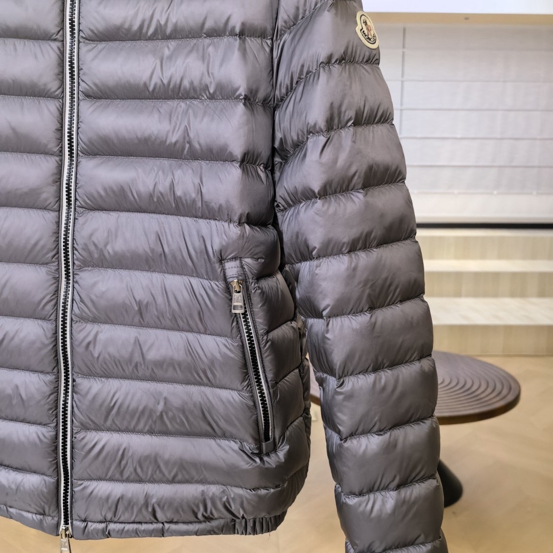 <p>Moncler 原单鹅绒羽絨服(灰)</p>
