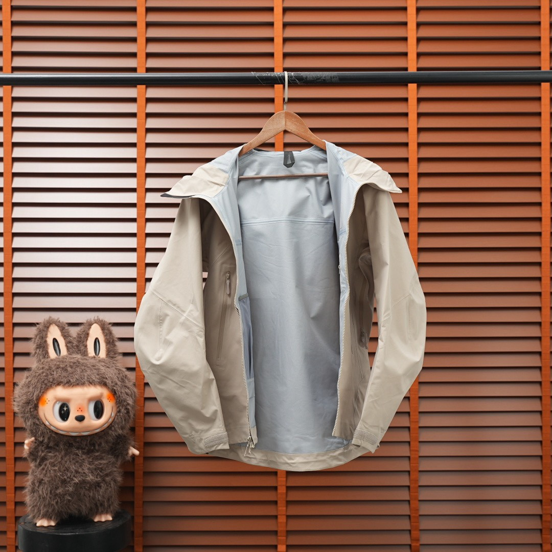 <p>ARC'TERYX &nbsp;BETA SV JACKET 增强防水防风连帽硬壳外套(卡其色)&nbsp;</p>