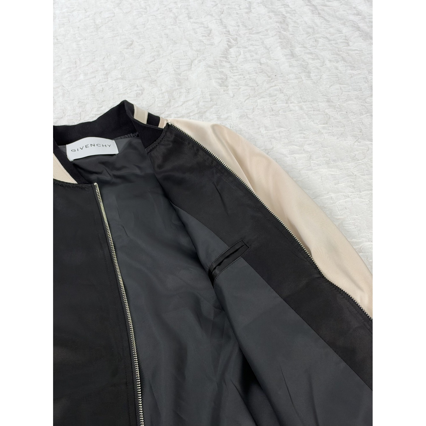 <p>Givenchy 拼色缎面绣珠棒球夹克外套</p>