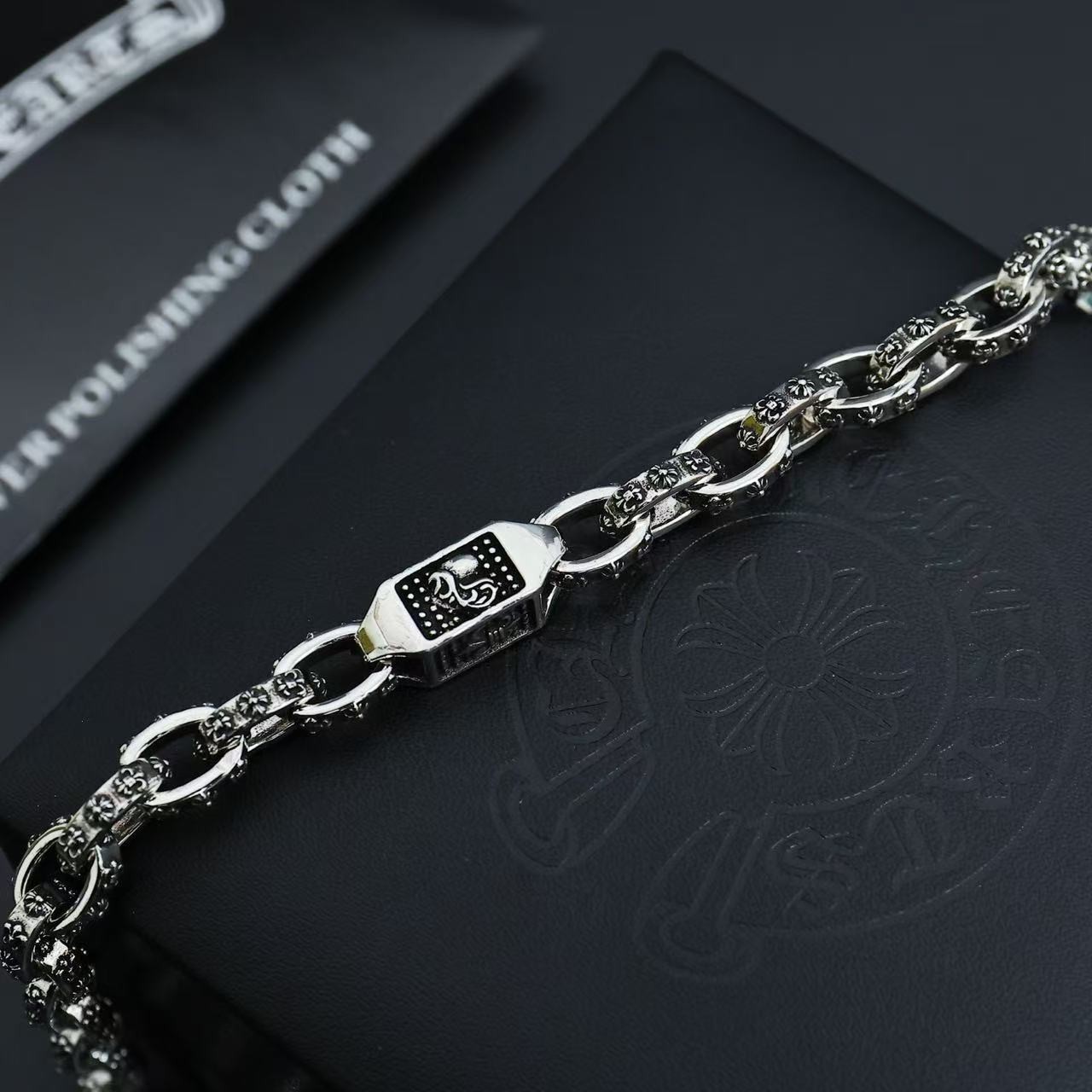 <p>CHROME HEARTS&nbsp;复古手链</p>