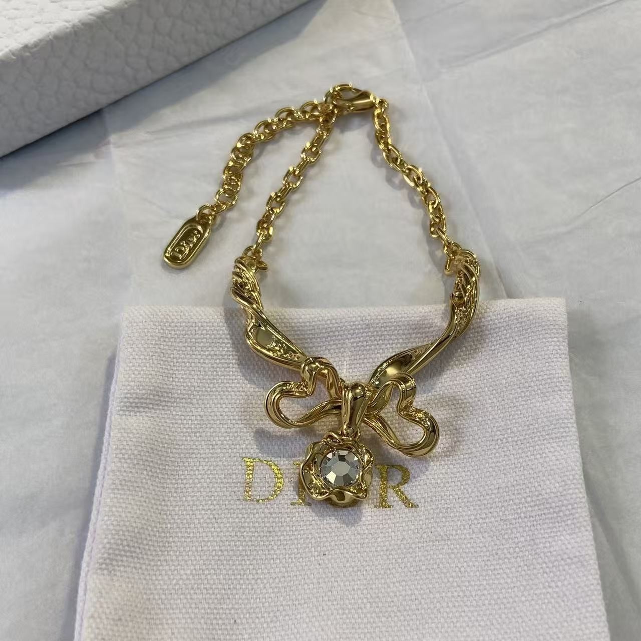 <p>DIOR 蝴蝶结流苏手链</p>