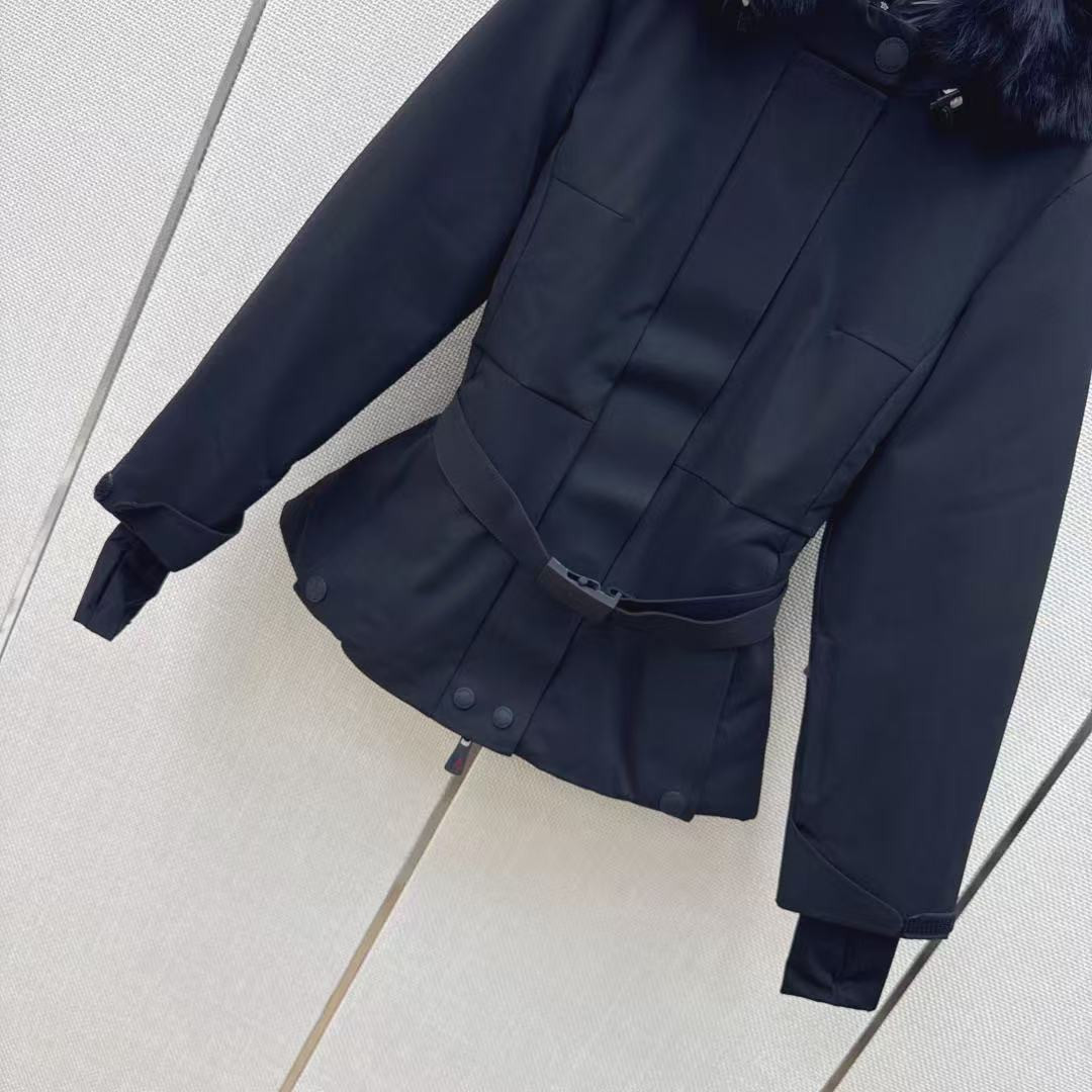 <p>MONCLER 经典Celac短款收腰羽绒滑雪服(藏青)</p>