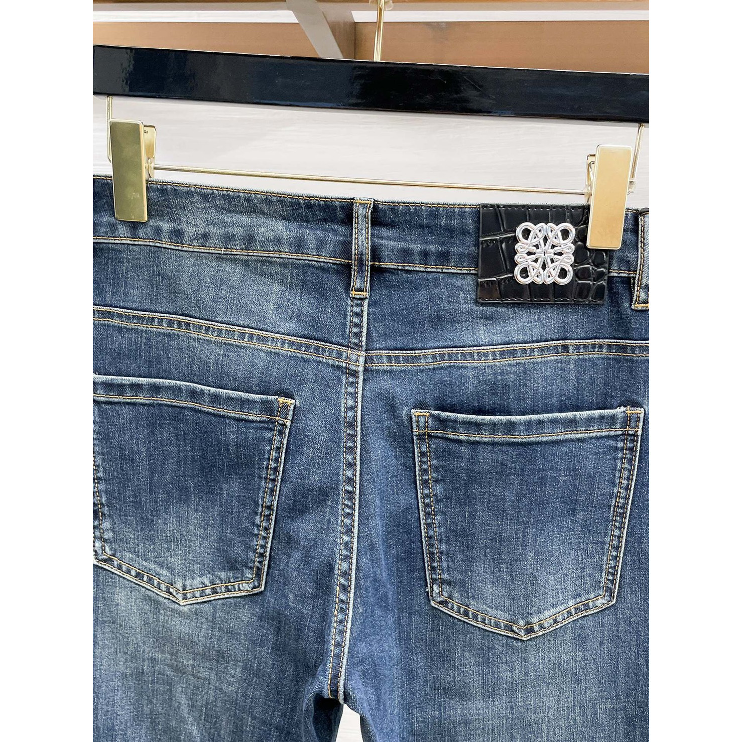 <p>LOEWE&nbsp;高端牛仔裤</p>