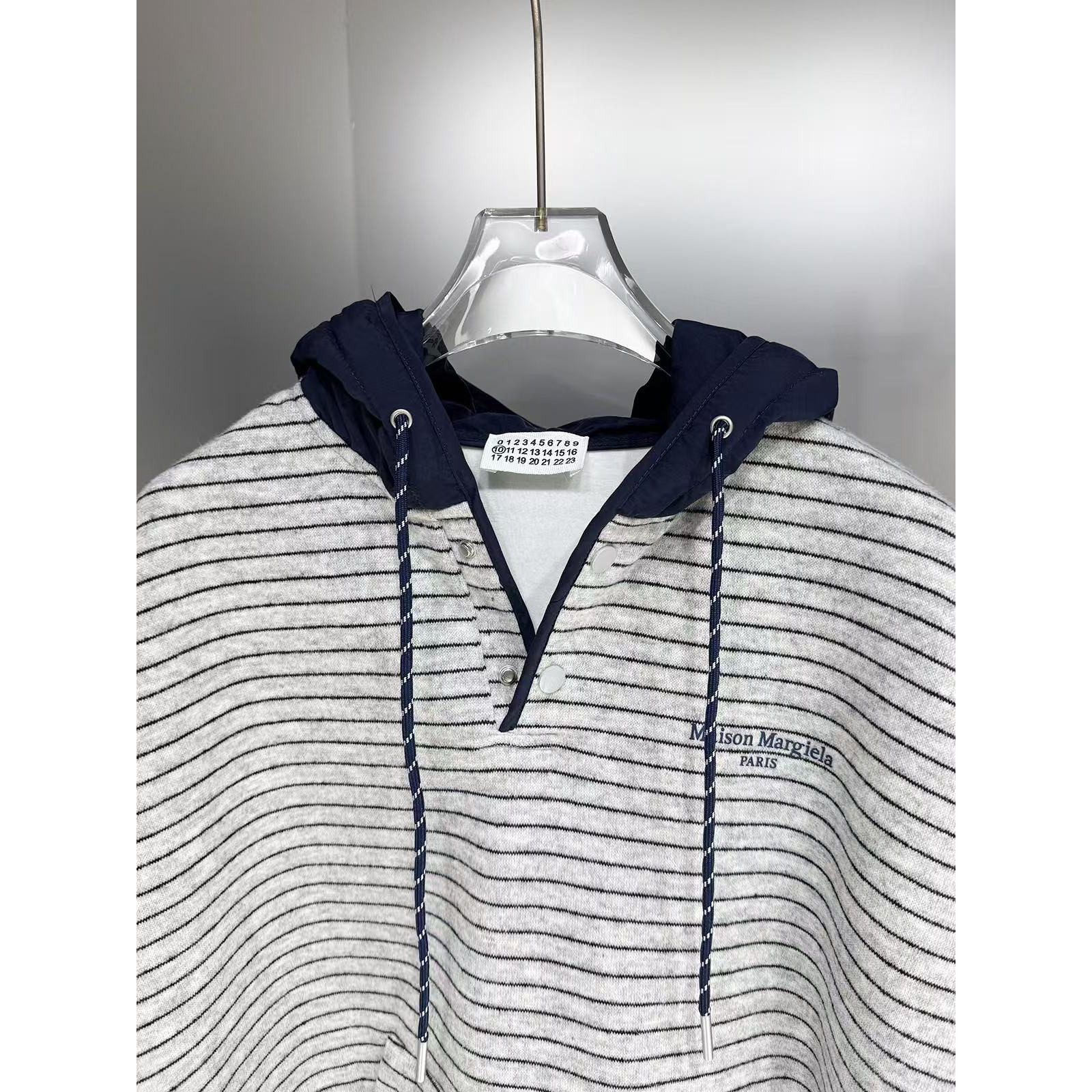<p>Maison Margiela 撞色条纹加绒连帽卫衣(白)</p>