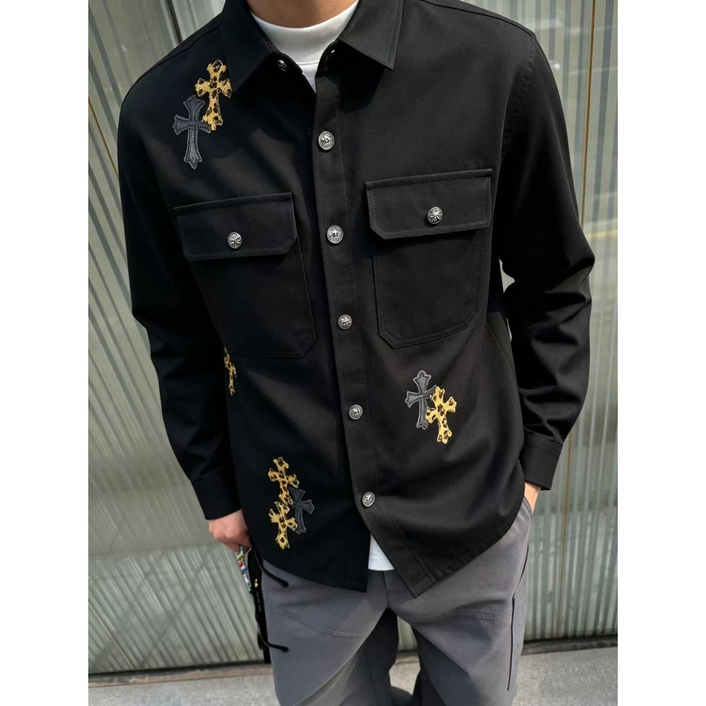 <p>CHROME HEARTS 十字架工装牛仔外套(黑)<br />
&nbsp;</p>