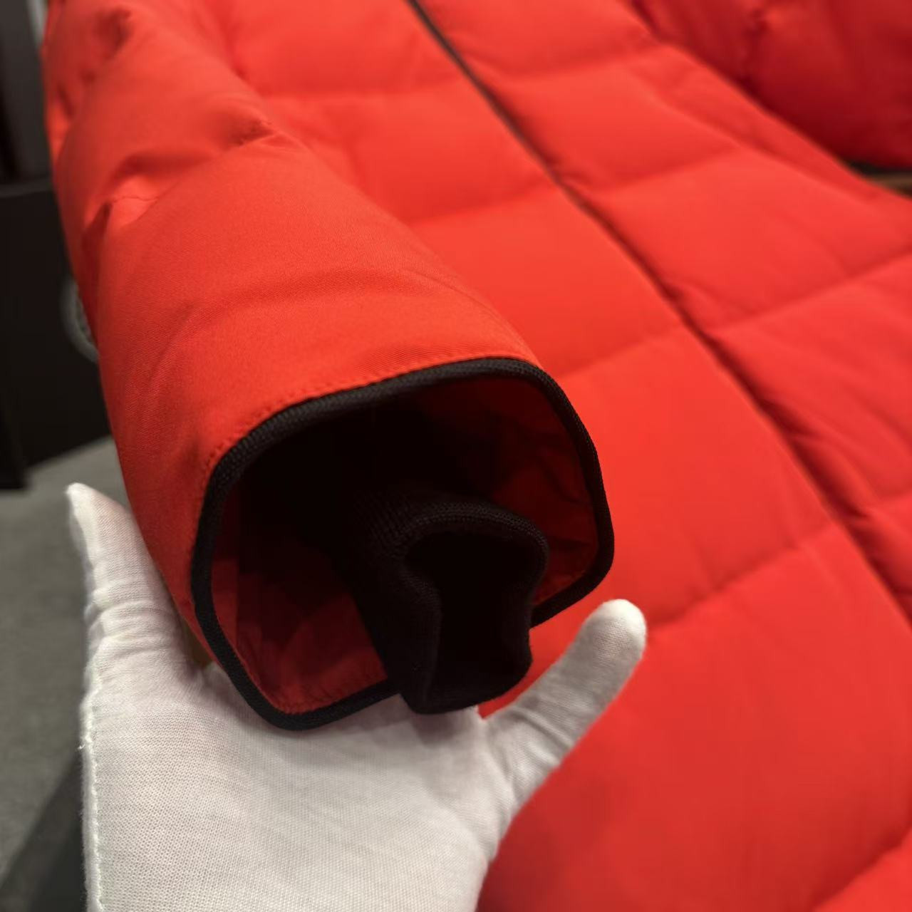 <p>Canada Goose 可拆卸兜帽全長款羽绒服(橘紅)</p>