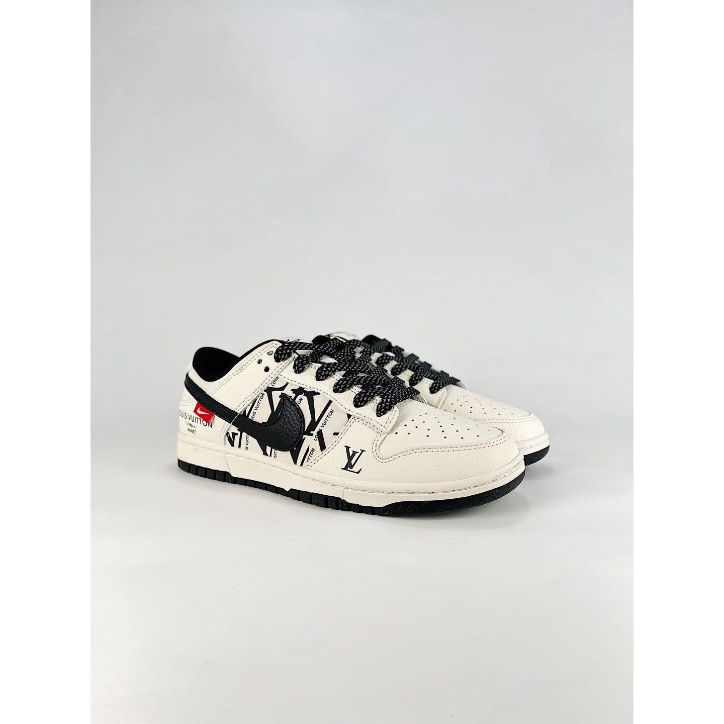 <p>NIKE DUNK SB LOW (黑白)&nbsp;</p>