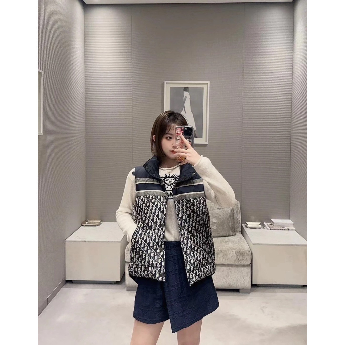 <p>Dior 千鸟格满印双面穿羽绒马甲</p>