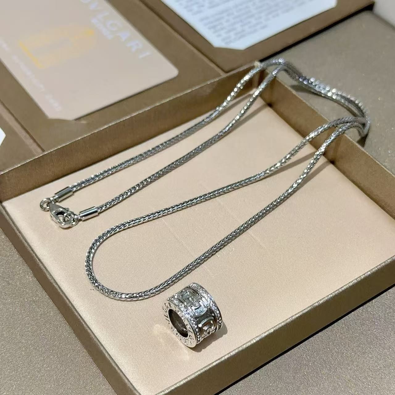 <p>BVLGARI&nbsp;项链</p>