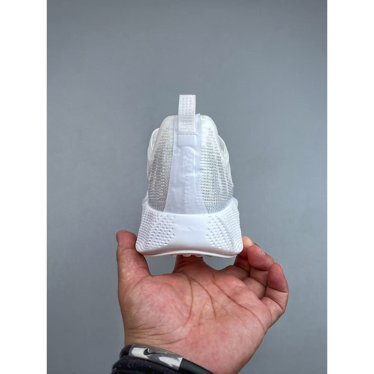 <p>Nike AVA X&nbsp; 透气支撑跑步鞋(白)</p>