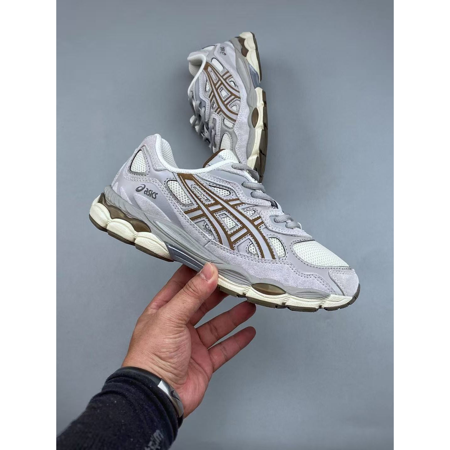 <p>Asics Gel-NYC 透气跑鞋</p>