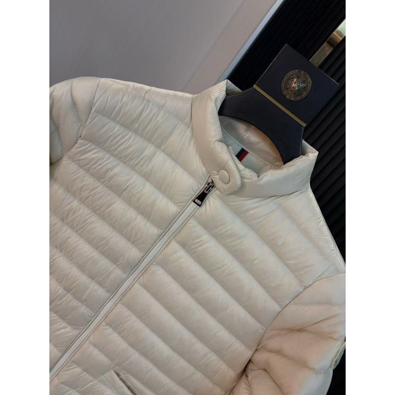<p>MONCLER Aza系列羽绒服(米白)</p>