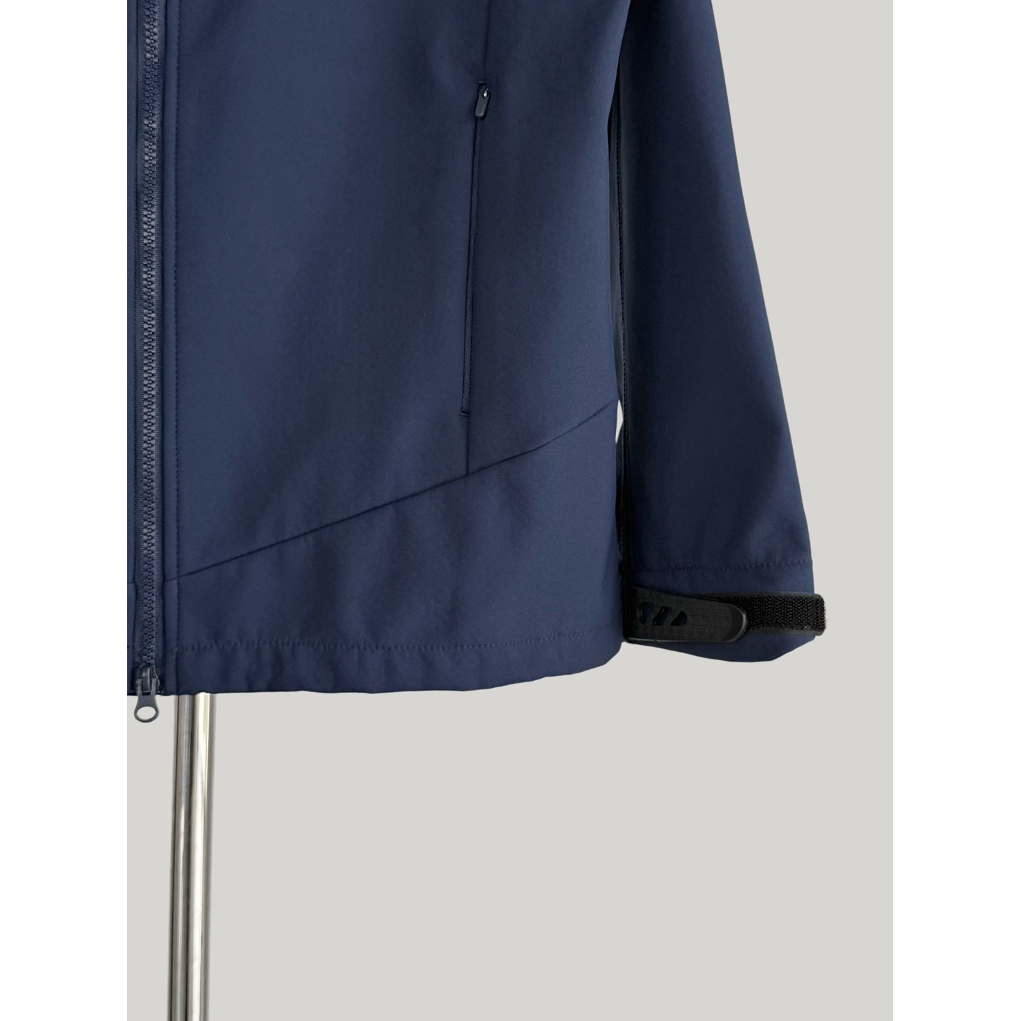 <p>Arc'teryx 软壳加薄绒冲锋衣(藏青)</p>

<p>&nbsp;</p>