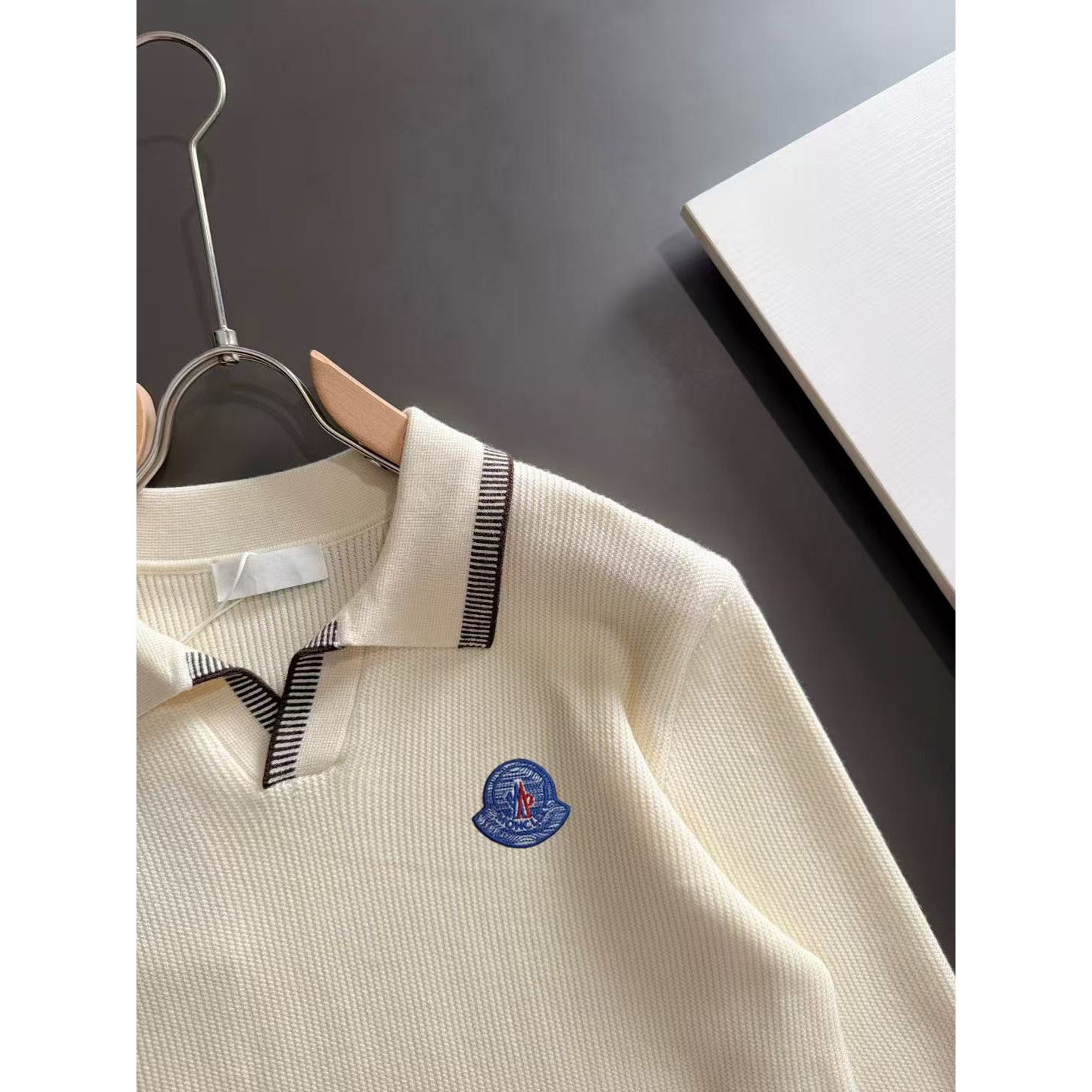 <p>MONCLER&nbsp;秋冬官网最新毛衣(米白)</p>