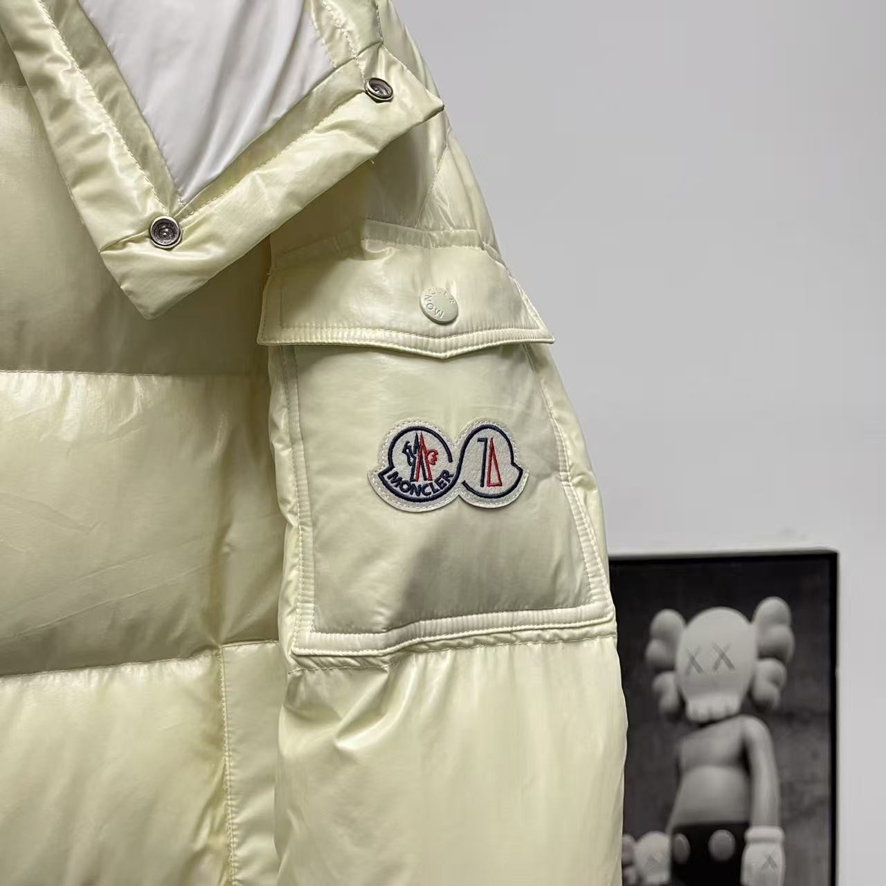 <p>Moncler 70周年双标连帽羽绒服(米白色)</p>
