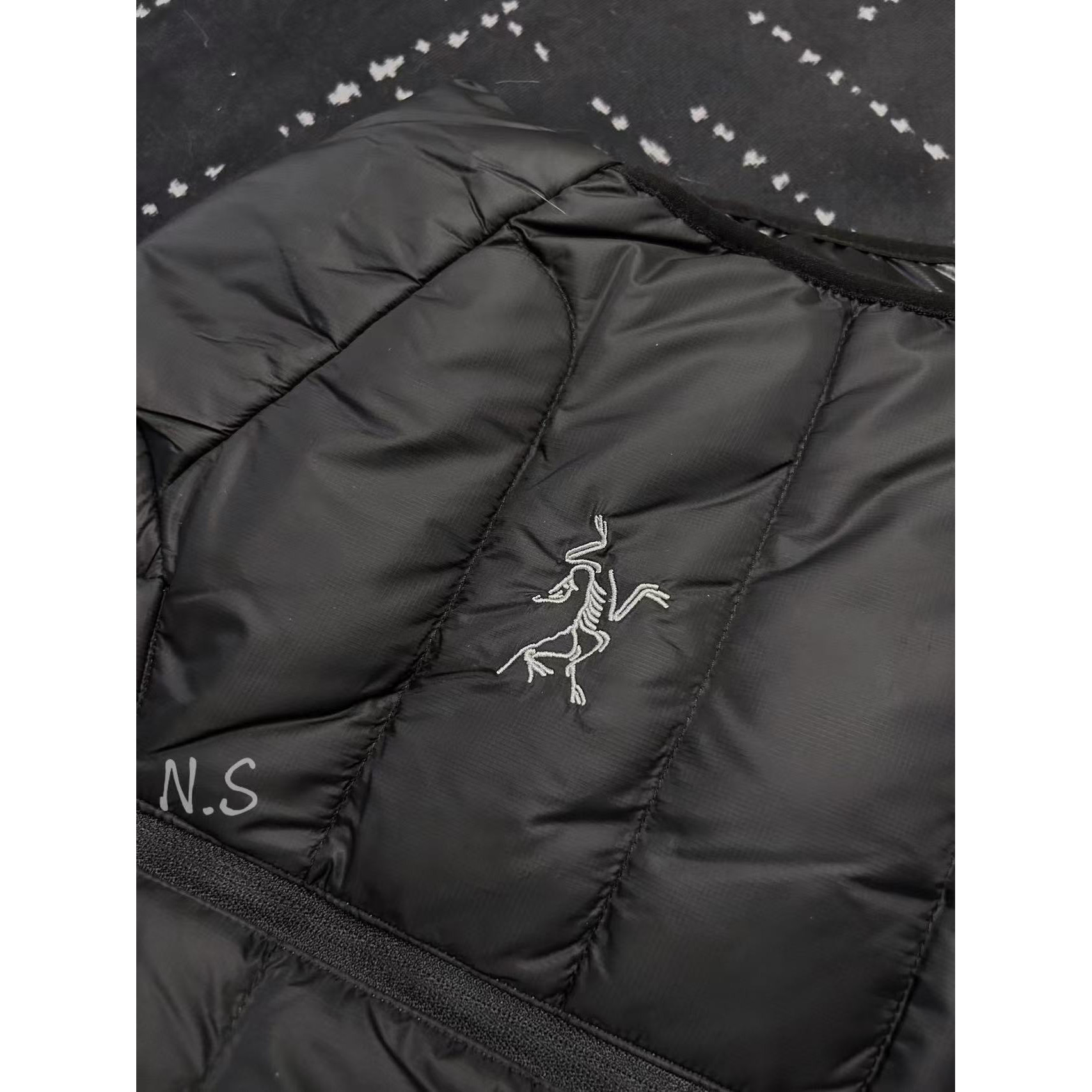 <p>Arc'teryx 立领鹅绒马甲(黑)</p>