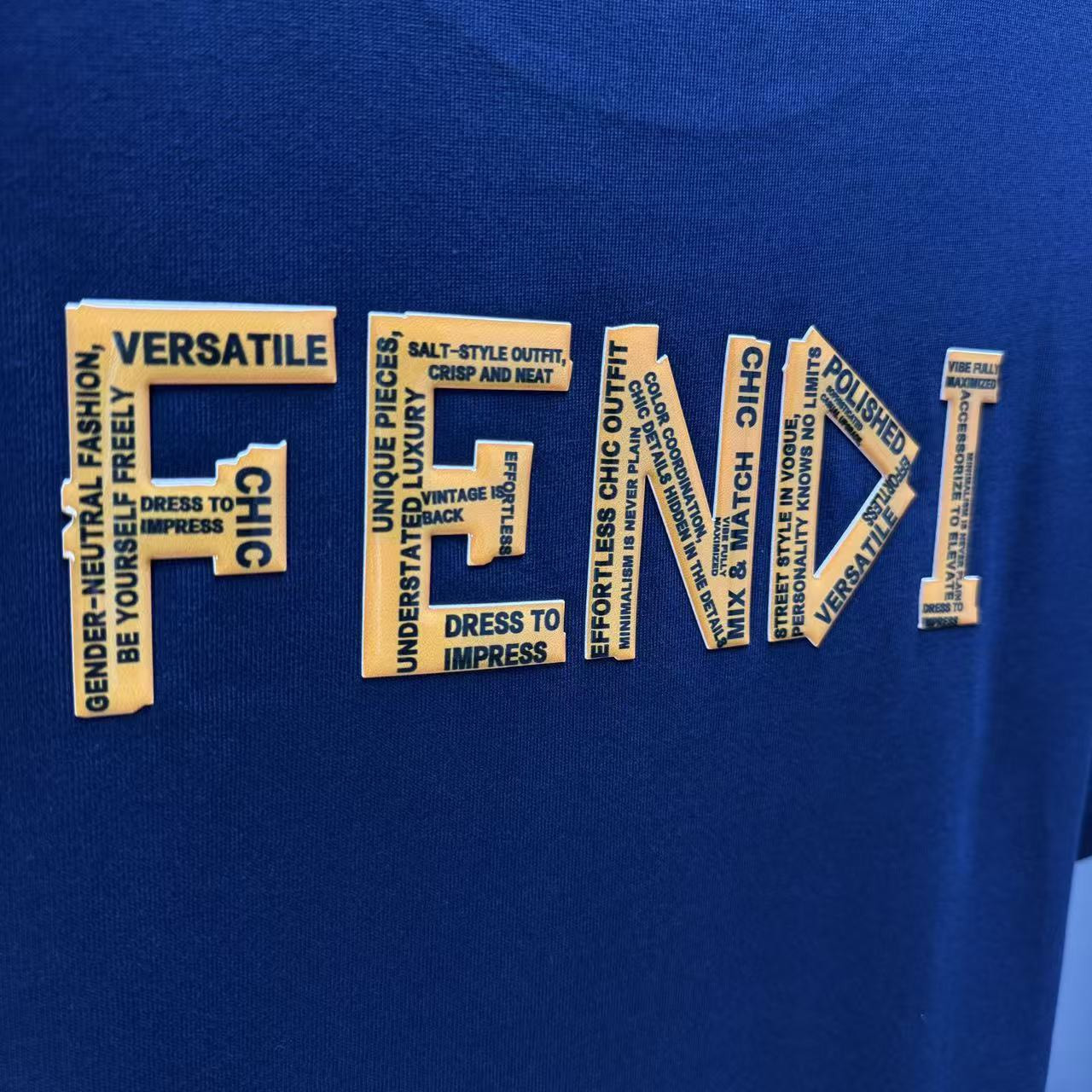 <p>FENDI 短袖T恤(深藍)</p>