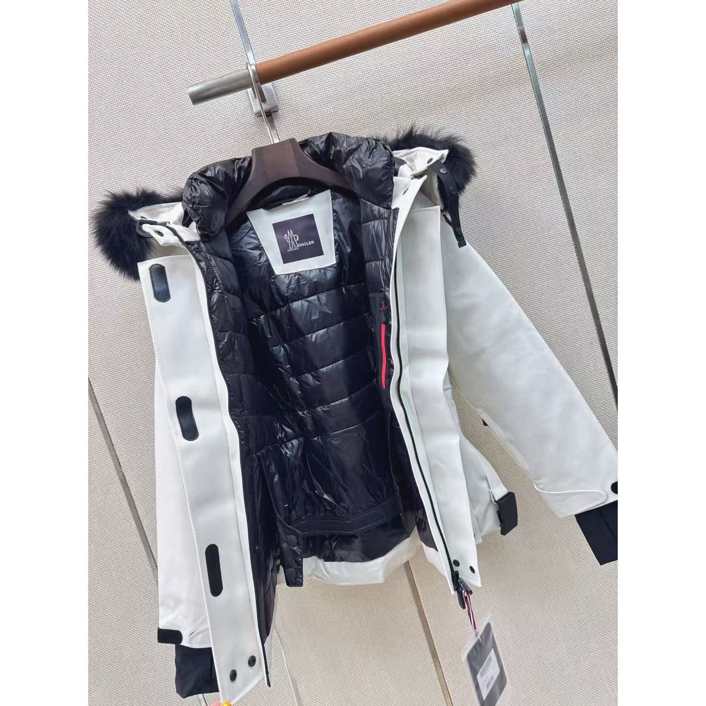 <p>MONCLER 经典Celac短款收腰羽绒滑雪服(白)</p>