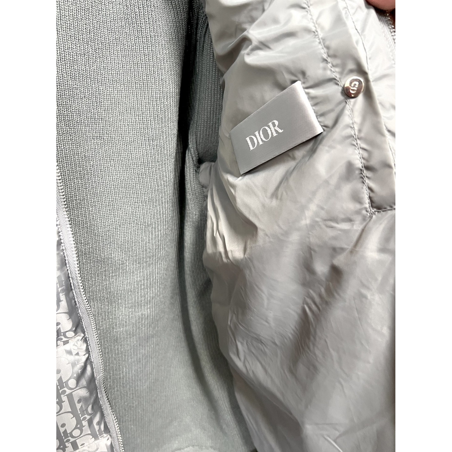 <p>Dior 经典针织羽绒款(深灰色)</p>

<p>&nbsp;</p>