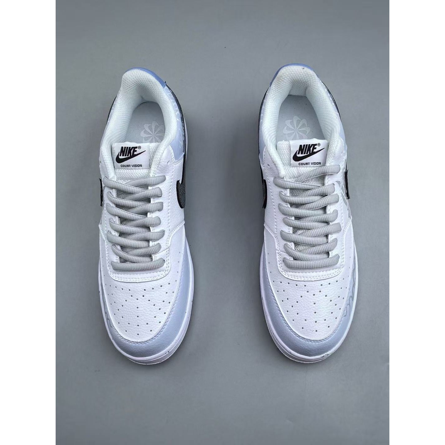 <p>NIKE COURTVISION 手绘泼墨涂鸦定制板鞋(白藍)</p>