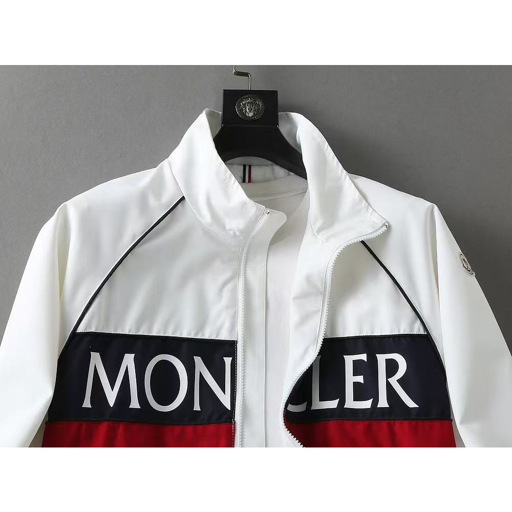 <p>MONCLER&nbsp;男士夹克外套(800855)</p>