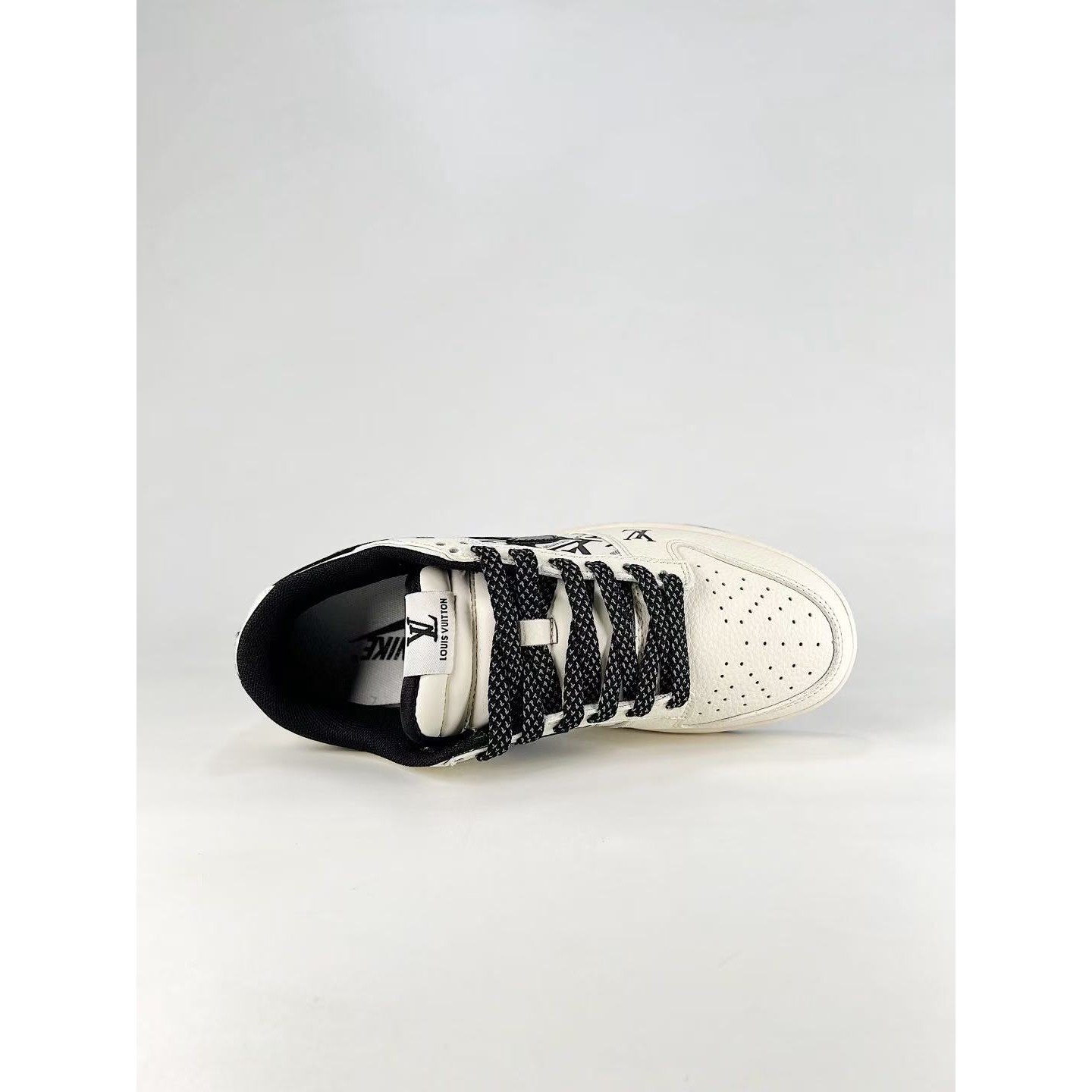 <p>NIKE DUNK SB LOW (黑白)&nbsp;</p>