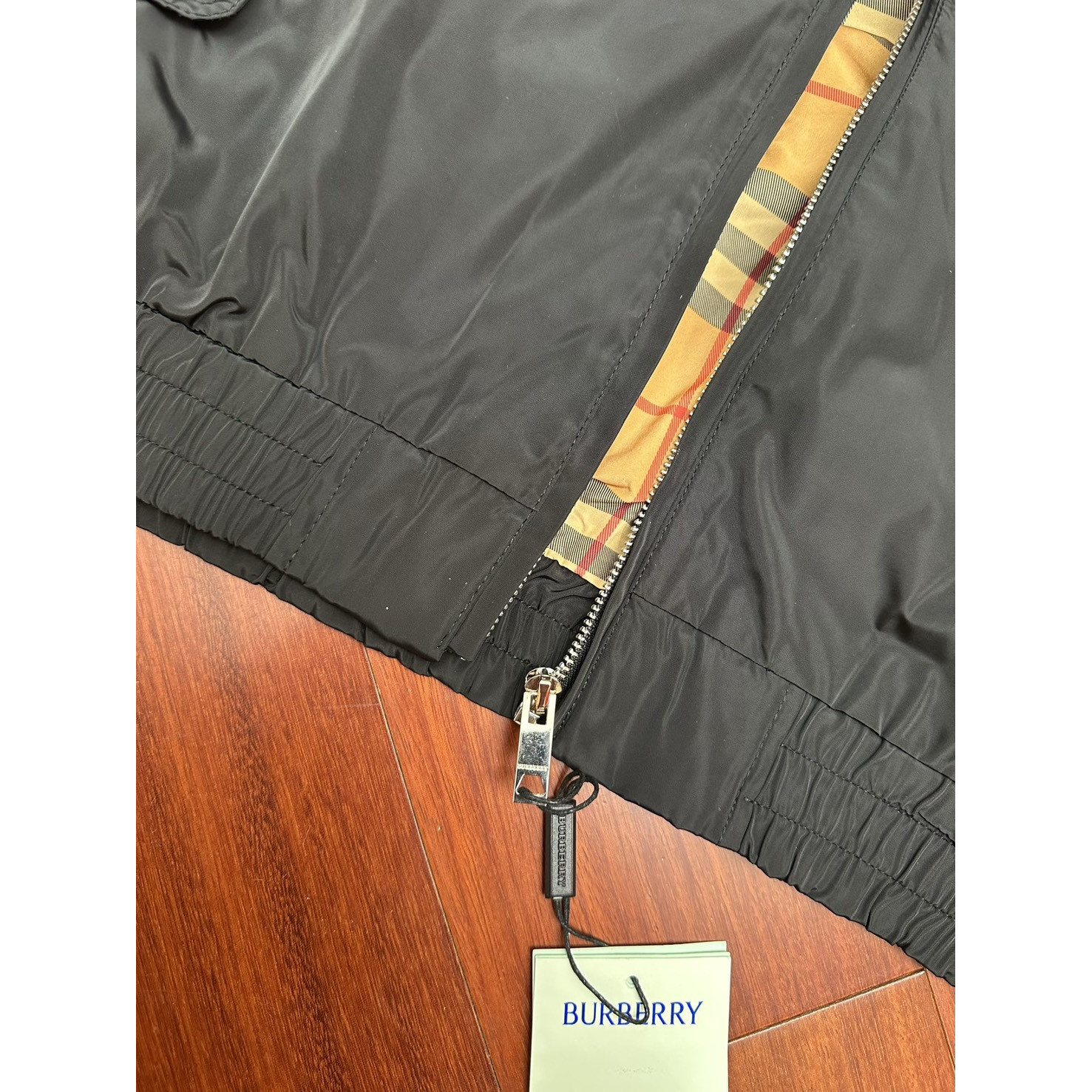 <p>Burberry 连帽防风外套(黑)</p>