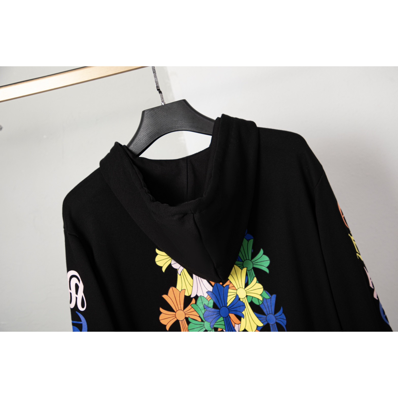 <p>CHROME HEARTS 炫彩十字架连帽外套(DZ80)(黑色)</p>