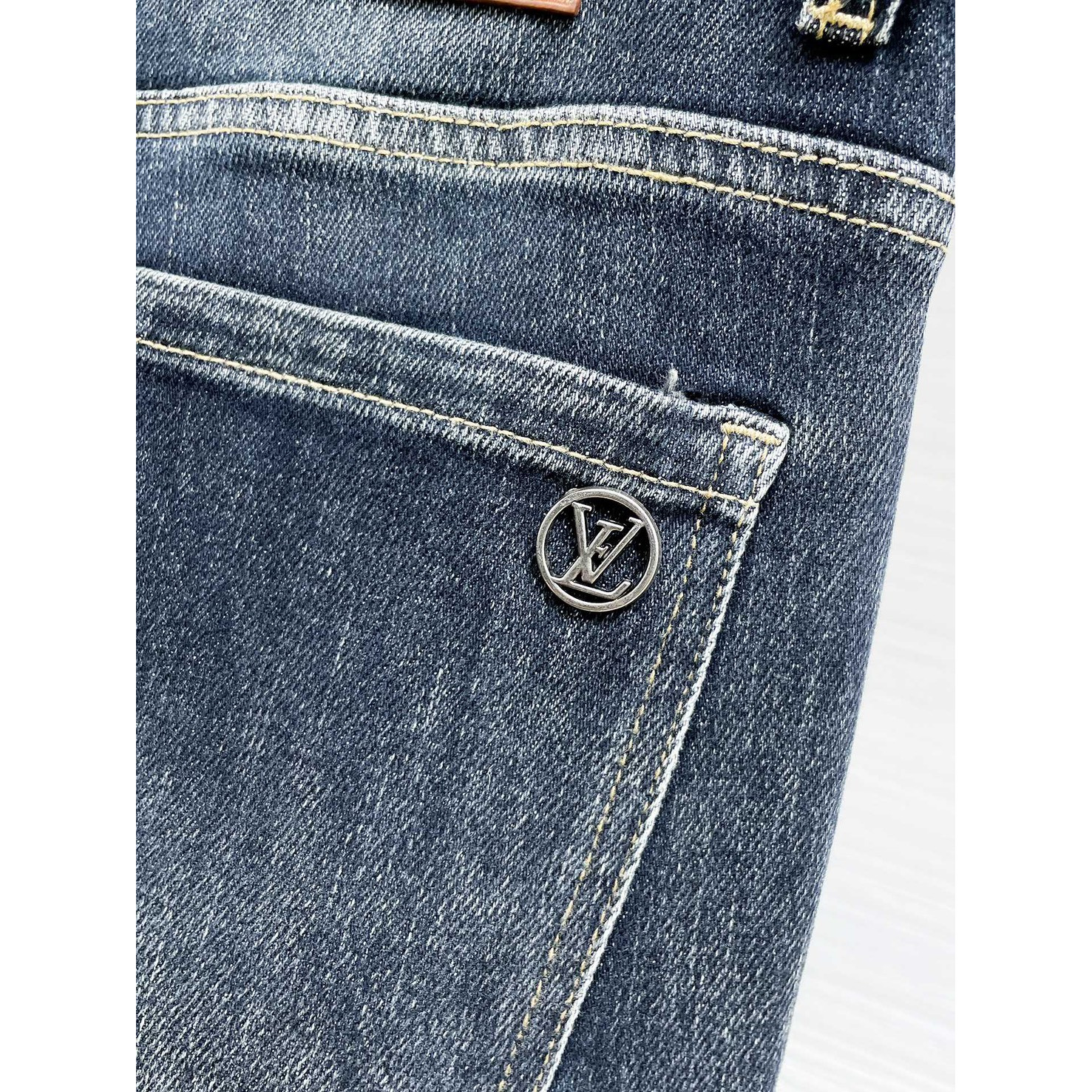 <p>LV&nbsp;高品质牛仔裤(藍)</p>