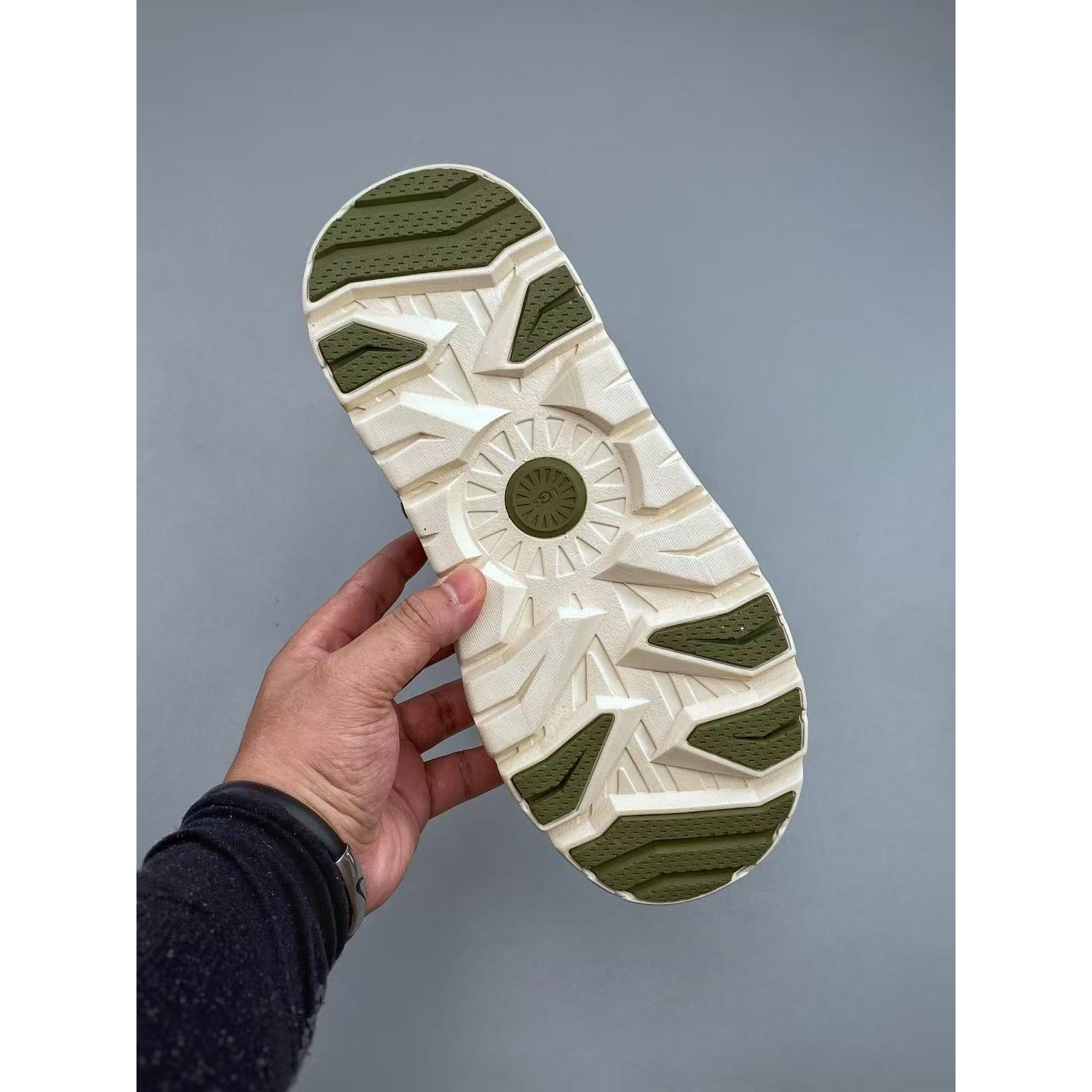<p>UGG Heritage Utilty Sneaker&nbsp;中性雪地面包鞋</p>