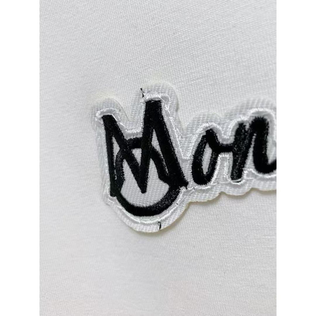 <p>MONCLER 太空棉卫衣(白)</p>