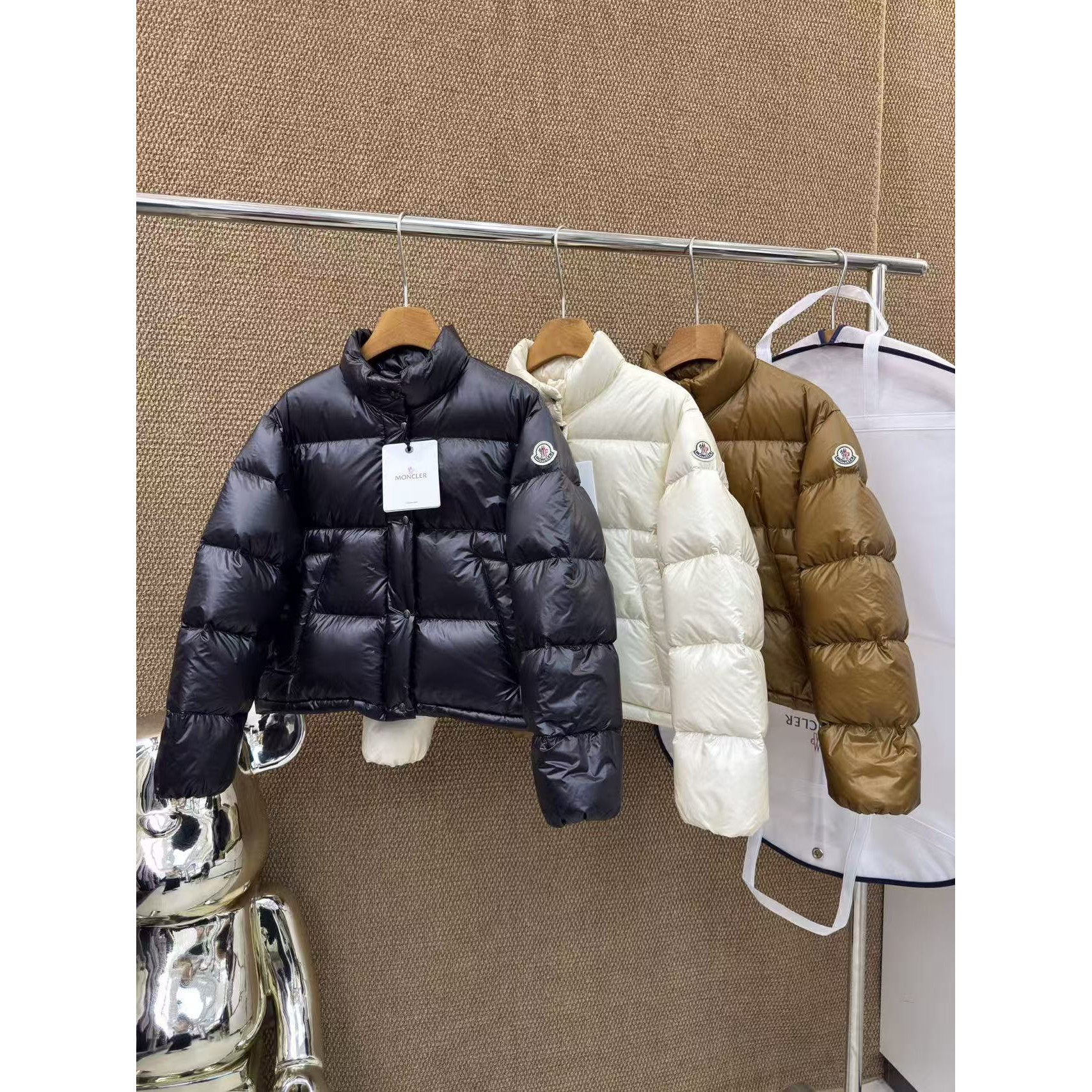 <p>Moncler Tepice女款短款小面包羽绒服(黑色)</p>
