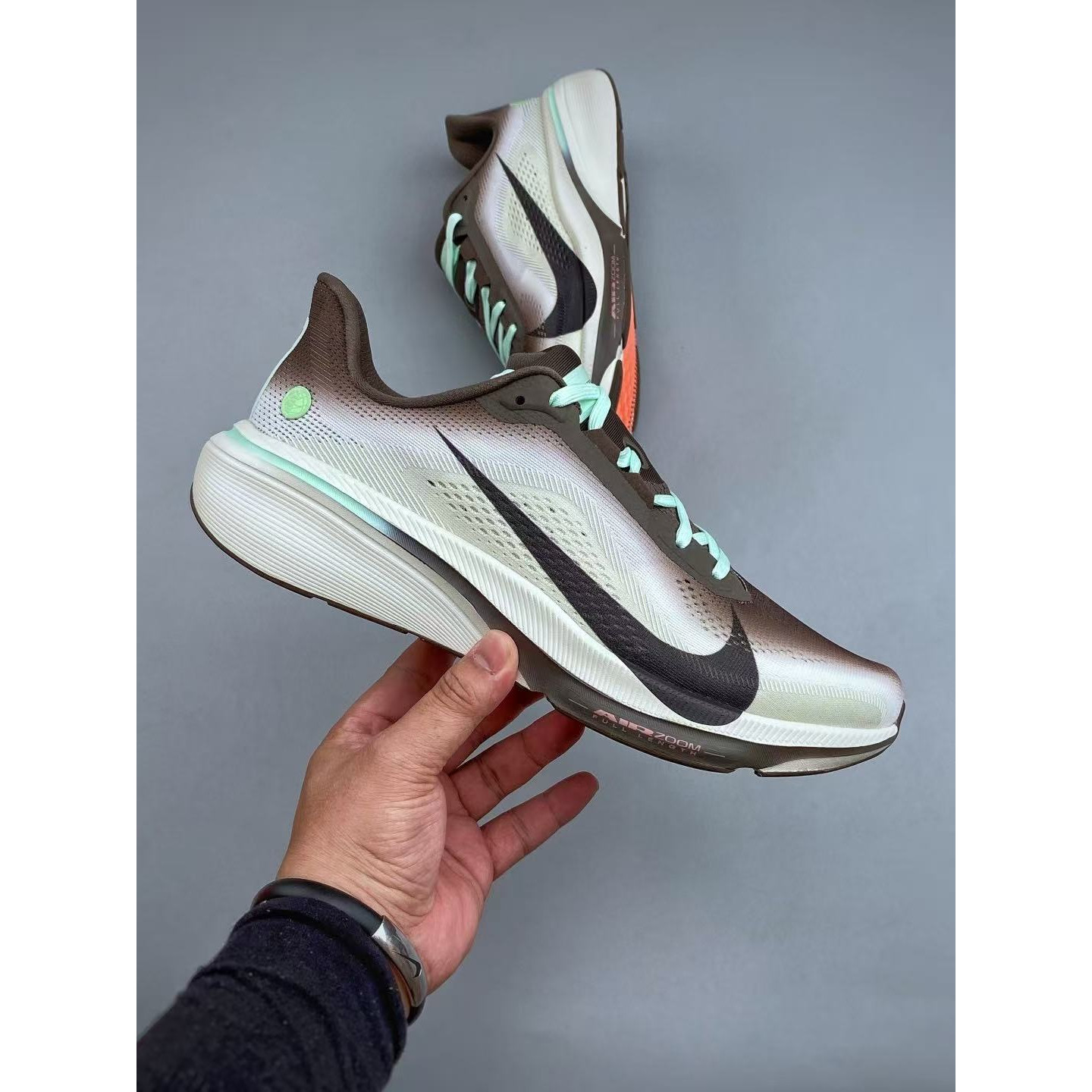 <p>Nike Air Zoom Pegasus 42 网面透气轻便耐磨跑鞋(咖啡)</p>