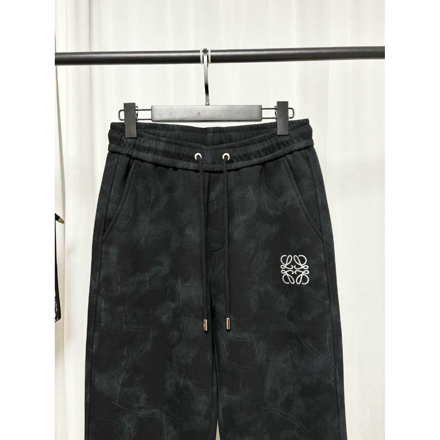 <p>LOEWE 刺绣休闲长裤(黑)</p>