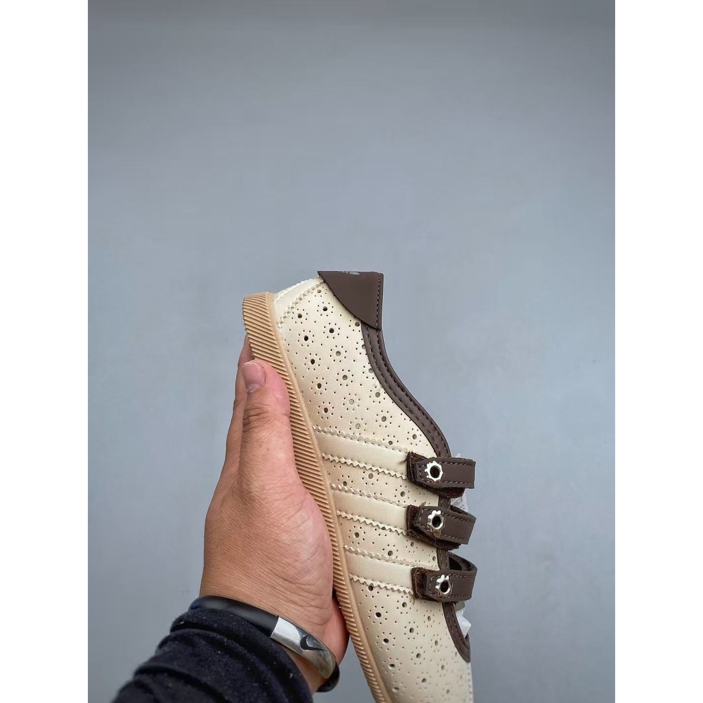 <p>Adidas 玛丽珍鞋(卡其)</p>