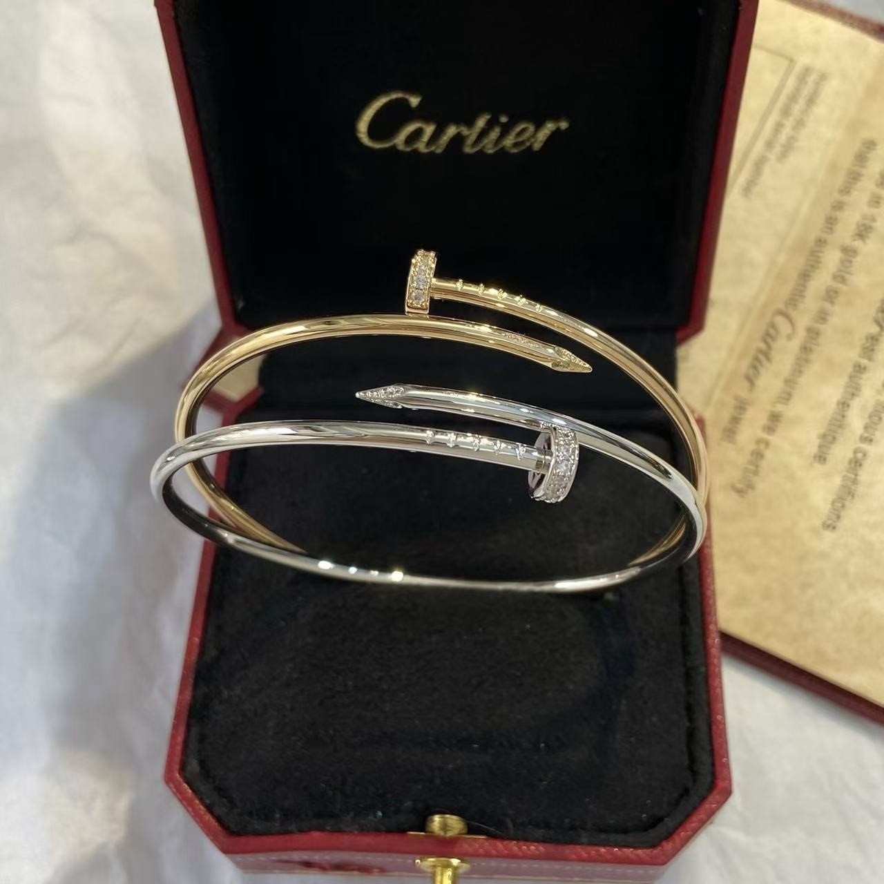 <p>CARTIER 经典款带钻钉子手镯 V金高版本</p>