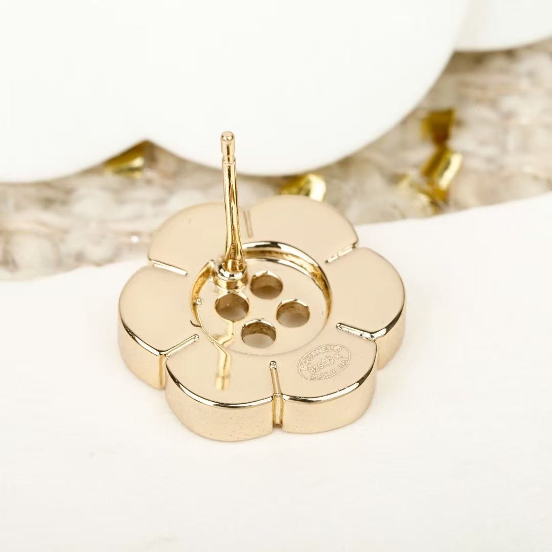 <p>CHANEL&nbsp;纽扣花朵耳钉</p>