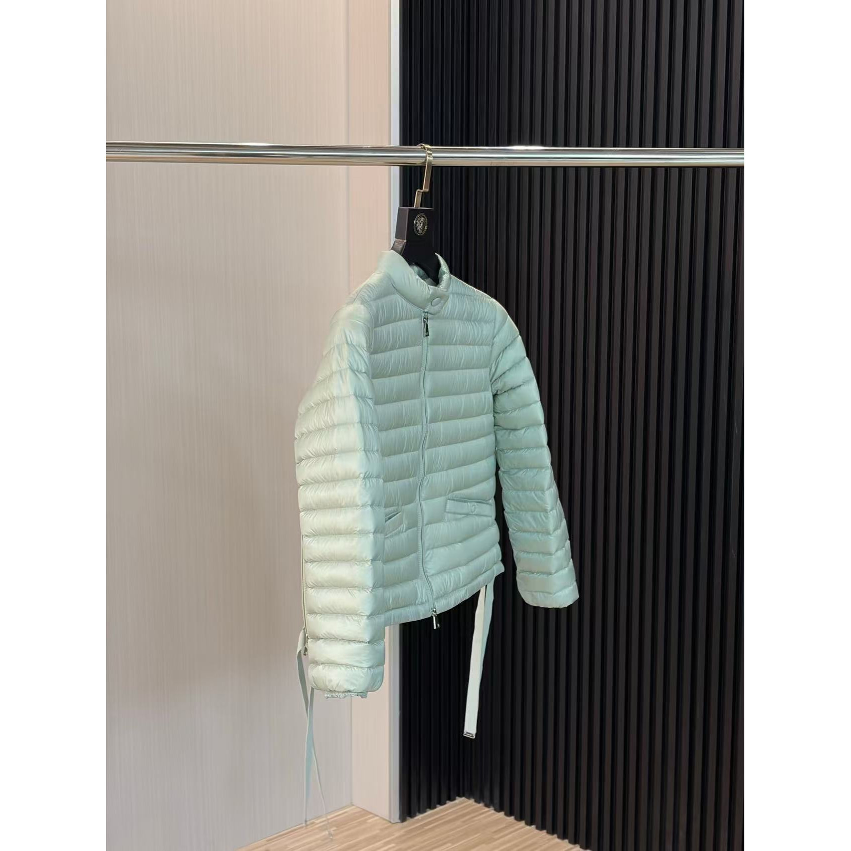 <p>MONCLER Aza系列羽绒服(綠)</p>
