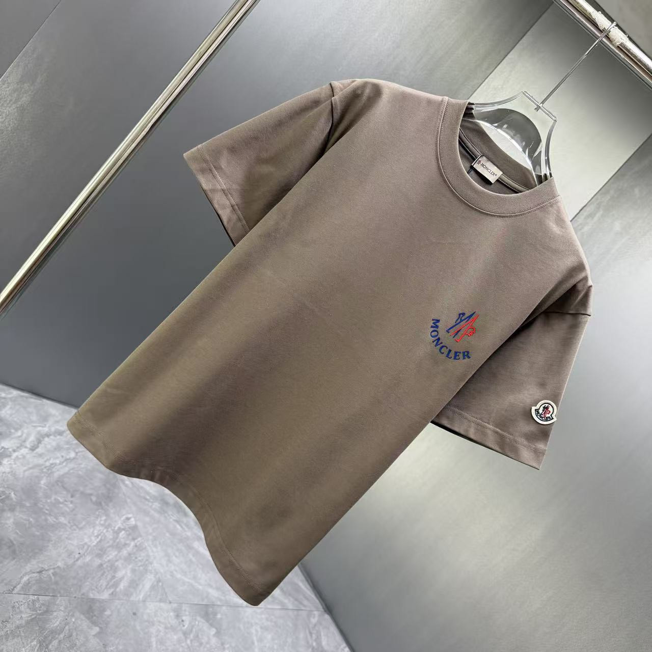 <p>Moncler 短袖T恤(棕)</p>