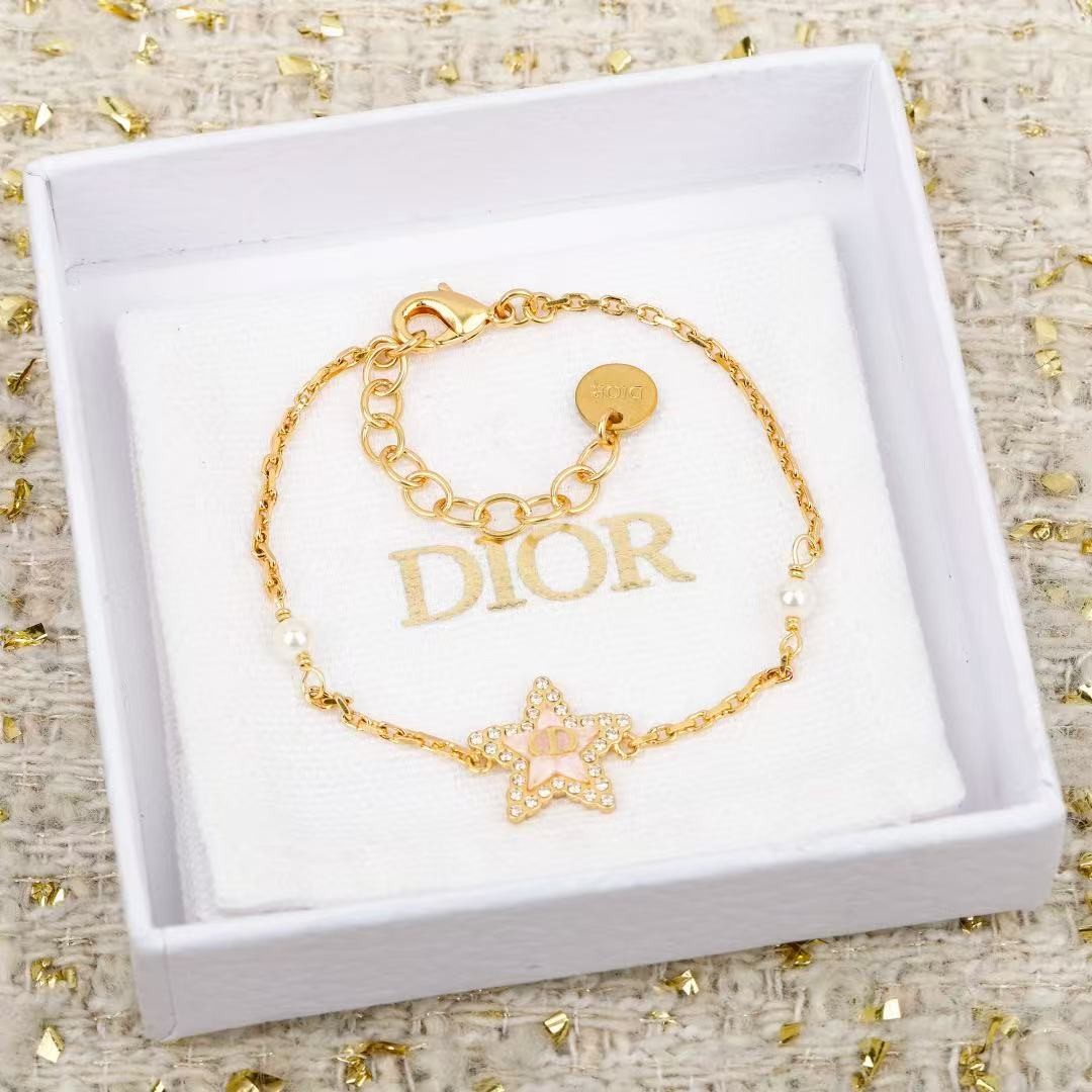 <p>DIOR&nbsp;五角星CD手链</p>