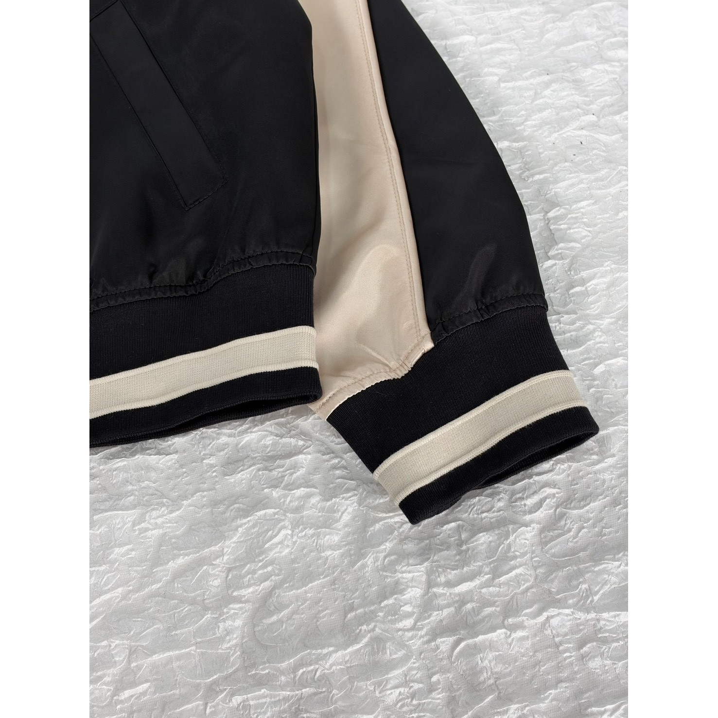 <p>Givenchy 拼色缎面绣珠棒球夹克外套</p>