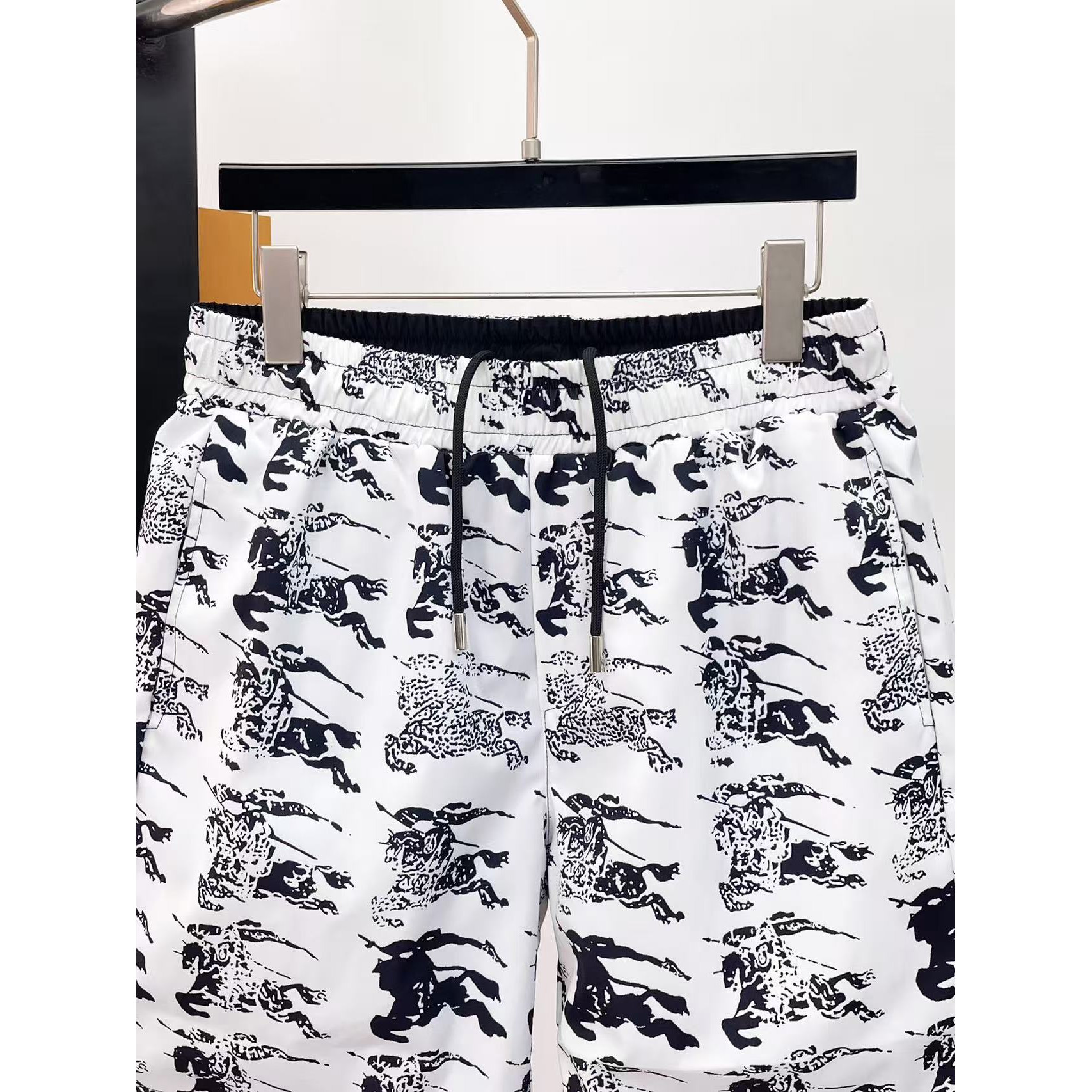 <p>BURBERRY 专柜新款休闲短裤(黑白)</p>