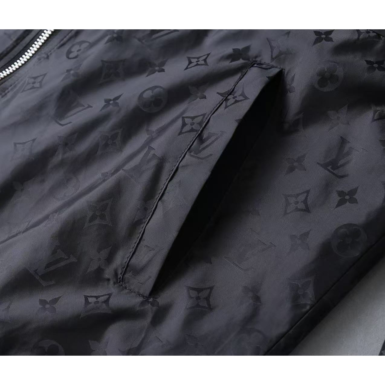 <p>LV 男士夹克外套(黑)</p>