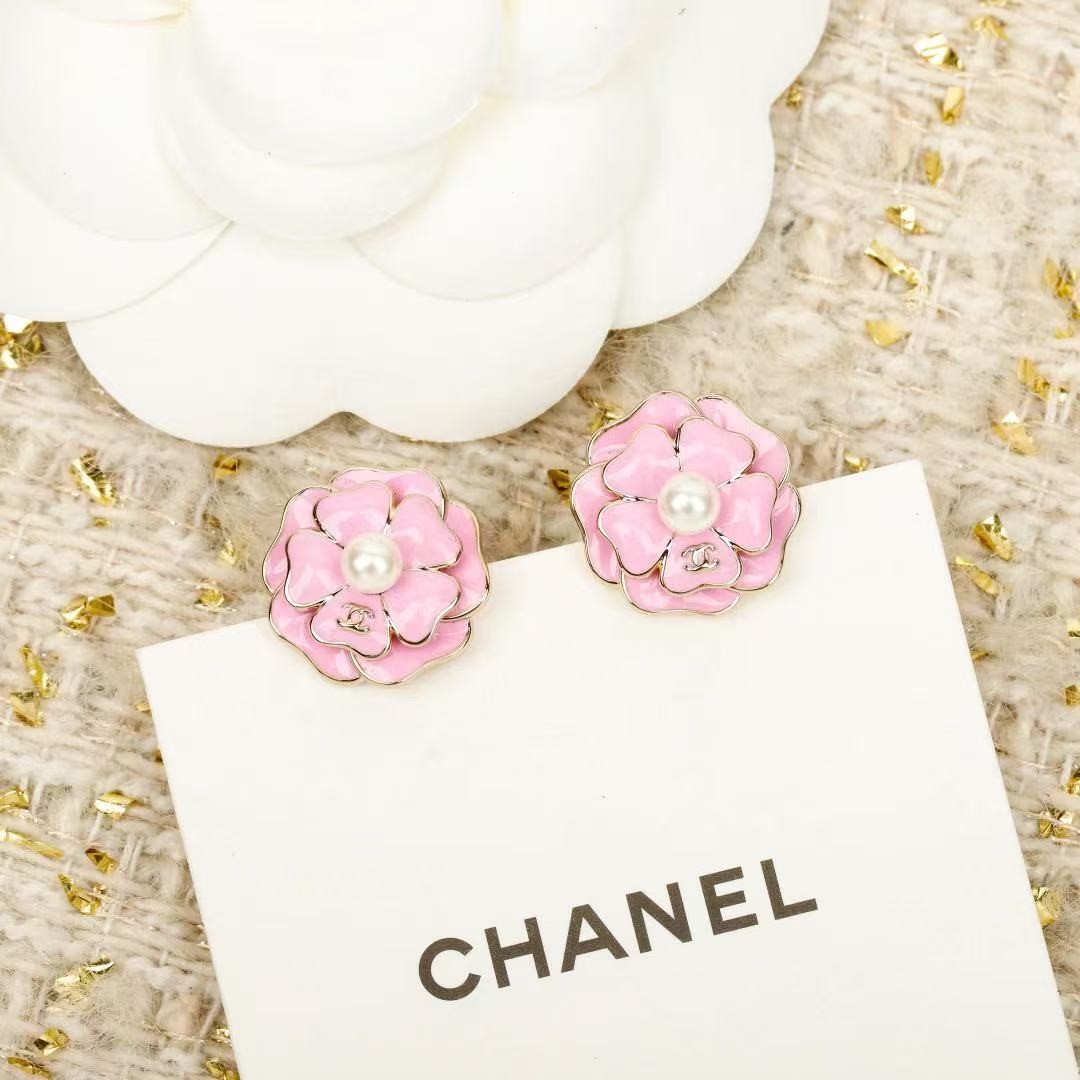 <p>CHANEL 山茶花双c耳钉</p>