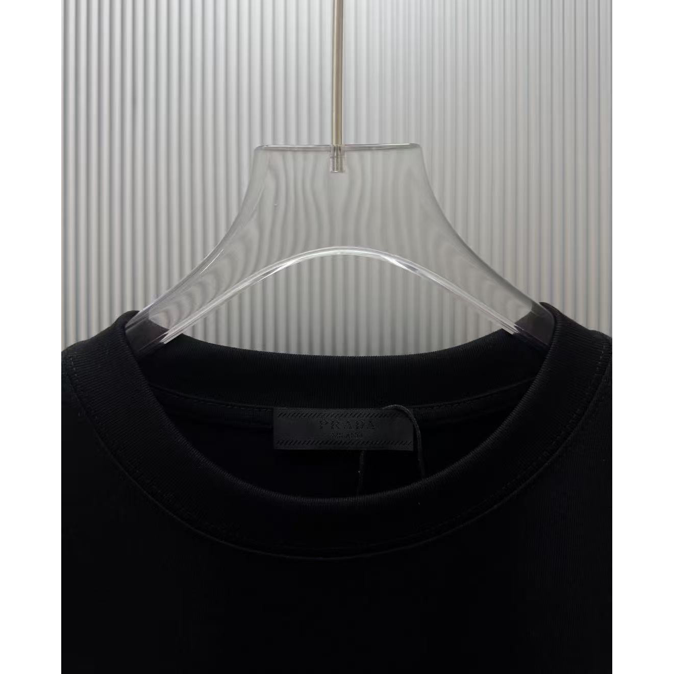 <p>PRADA 长袖卫衣T恤(黑)</p>