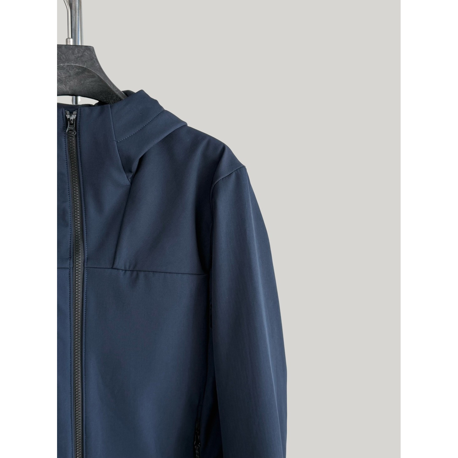 <p>Descente 软壳加薄绒冲锋衣(藏青)</p>