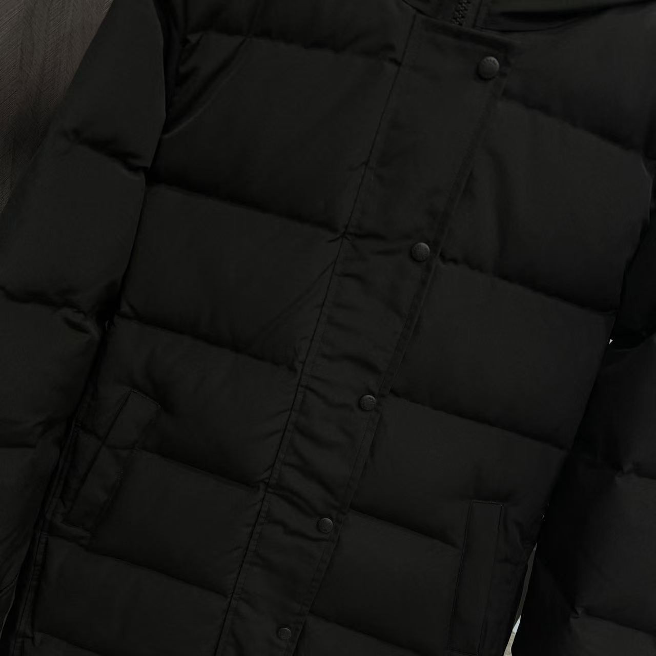 <p>Canada Goose Shelburn*派克大衣羽绒服(黑色紅標)</p>