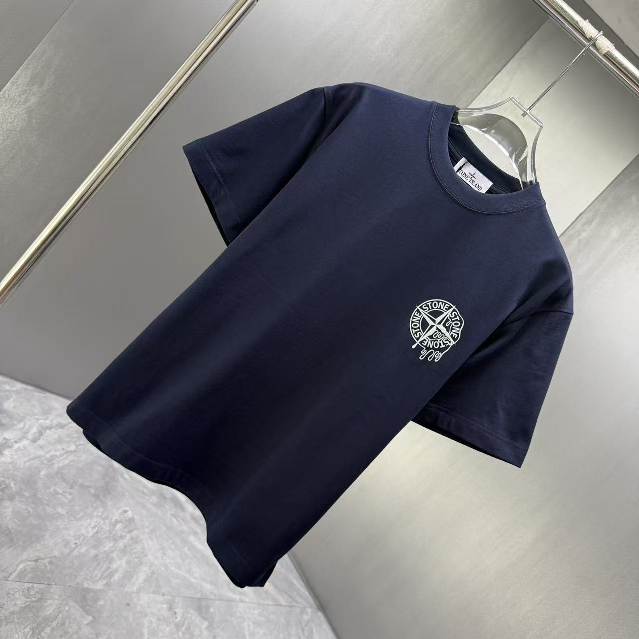 <p>Stone Island 短袖T恤(深藍)</p>
