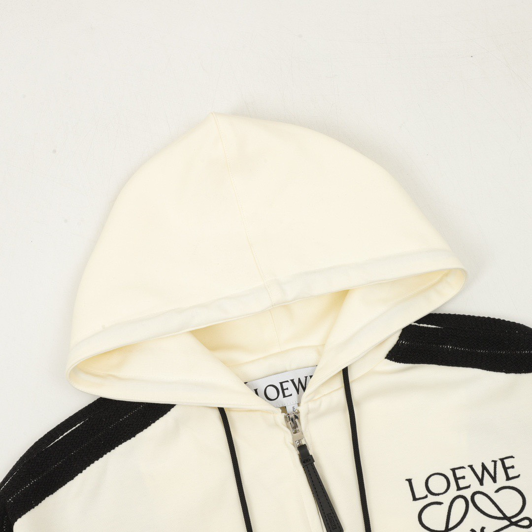 <p>Loewe 拼色织带刺绣连帽拉链外套(米黃)</p>
